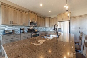 Geladeira, micro-ondas, fogão, cooktop