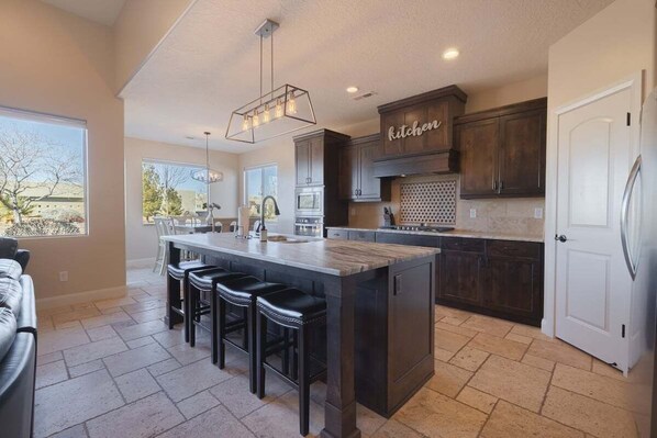 Fridge, microwave, oven, stovetop - Relax & Enjoy Stunning Desert Views at The Sunset (Hurricane)