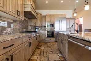 Fridge, microwave, oven, stovetop - Red Desert Oasis: Scenic Stays & Relaxation (Hurricane)