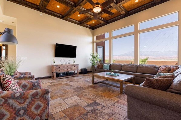 Smart TV, DVD player - Red Desert Oasis: Scenic Stays & Relaxation (Hurricane)