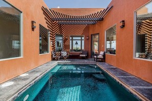 A heated pool - Red Desert Oasis: Scenic Stays & Relaxation (Hurricane)