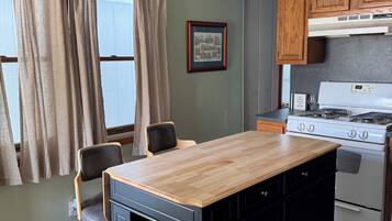 Mikrobølgeovn, ovn, kokeplater og oppvaskmaskin