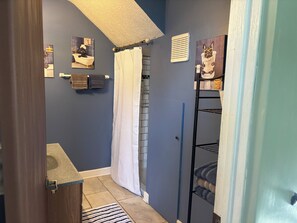 Douche, sèche-cheveux, serviettes fournies, savon