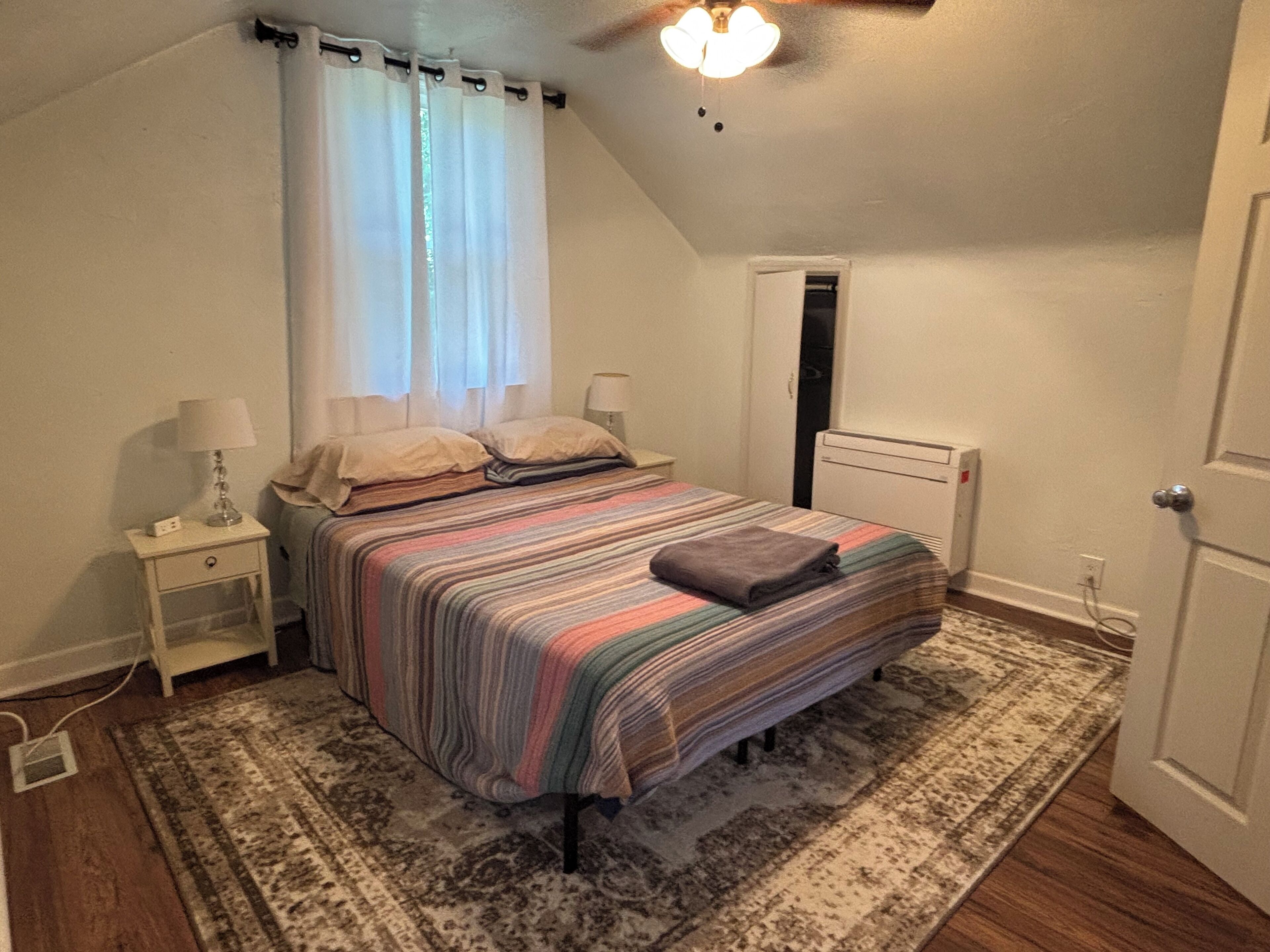 2 slaapkamers, een bureau, een strijkplank/strijkijzer, reisbedje