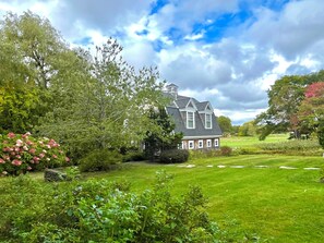 Property grounds - Charming Coastal Loft (Kennebunk)