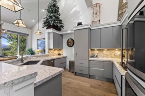 Apartment (5 Bedrooms) | Exterior - Lenawee #1726 (Keystone)