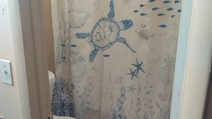 Basic Single Room | Bathroom | Free toiletries, towels, soap, shampoo - Greensboro Arcadia Inn (Greensboro)