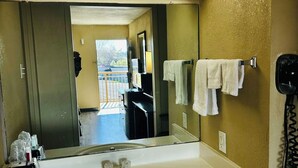 Free toiletries, towels, soap, shampoo - Greensboro Arcadia Inn (Greensboro)