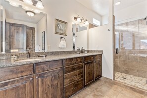 Shower, jetted bath, hair dryer, towels - Red Rock Airscape: Resort Access + Golf + Sand Dunes (Hurricane)