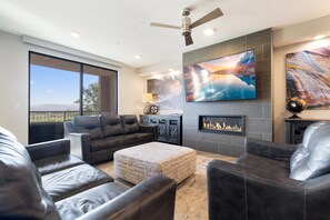 Smart TV, chimenea y libros 