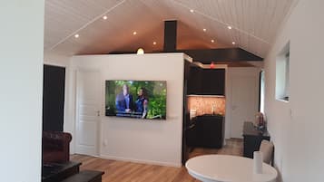 Villa familiar | Zona de estar | Una televisión de pantalla plana, una chimenea, suelo radiante