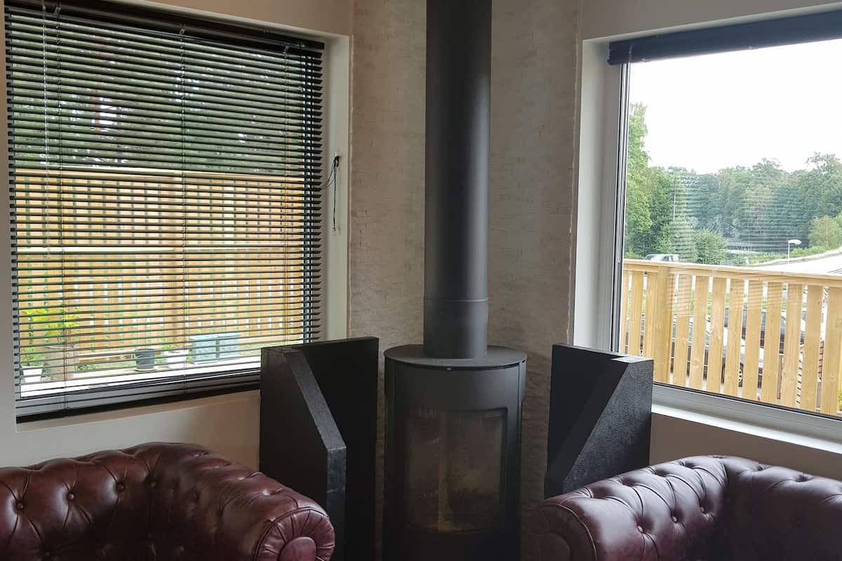 Villa familiar | Área de sala de estar | Televisión de pantalla plana, chimenea y piso con calefacción