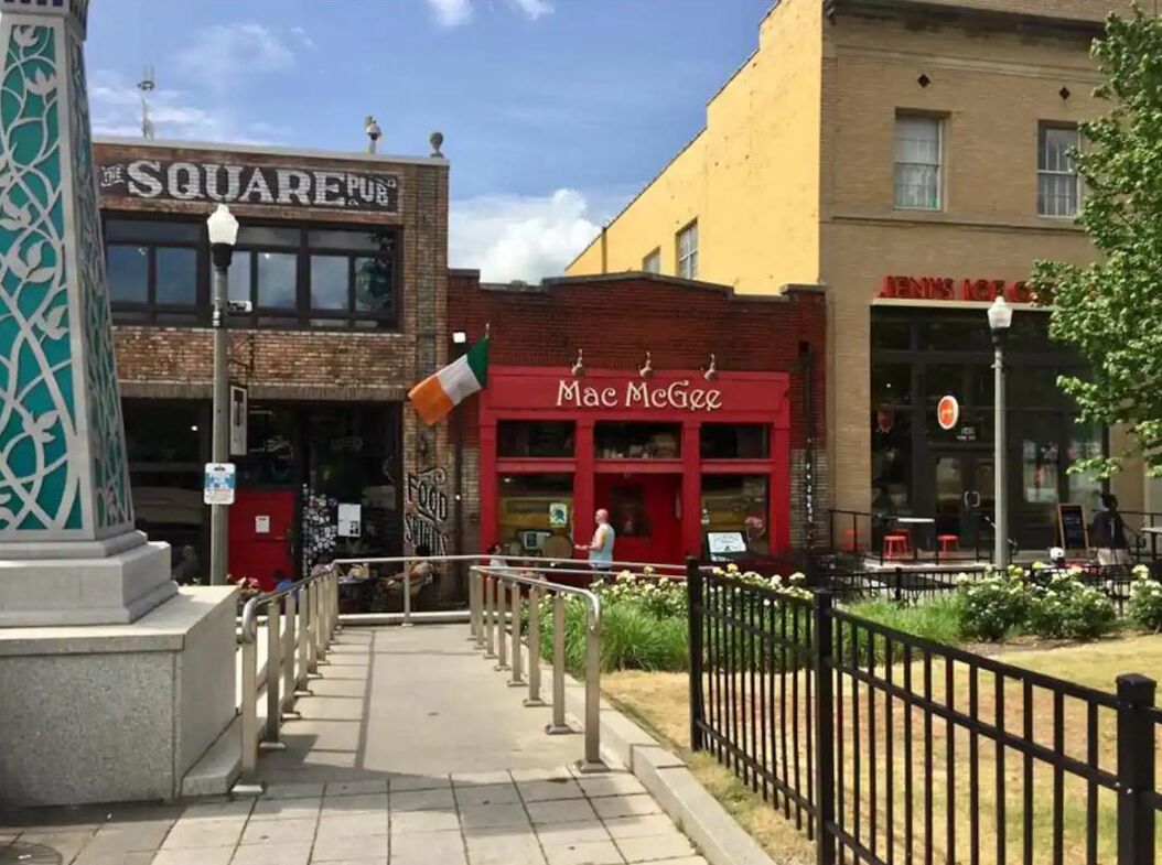 Straßenansicht mit einem Pub namens 'The Square Pub' und einem Restaurant namens 'Mac McGee'.