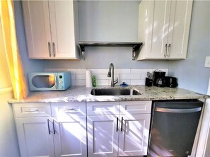 Fridge, microwave, stovetop, dishwasher - Cozy King bed /Sofa/ Room TV Wifi (Decatur)