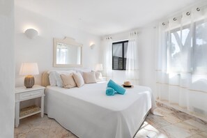 4 bedrooms, in-room safe, iron/ironing board, free WiFi