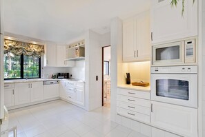 Kühlschrank, Ofen, Herdplatte, Geschirrspüler