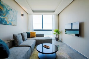 43–tuumainen televisio, jossa digitaalikanavat