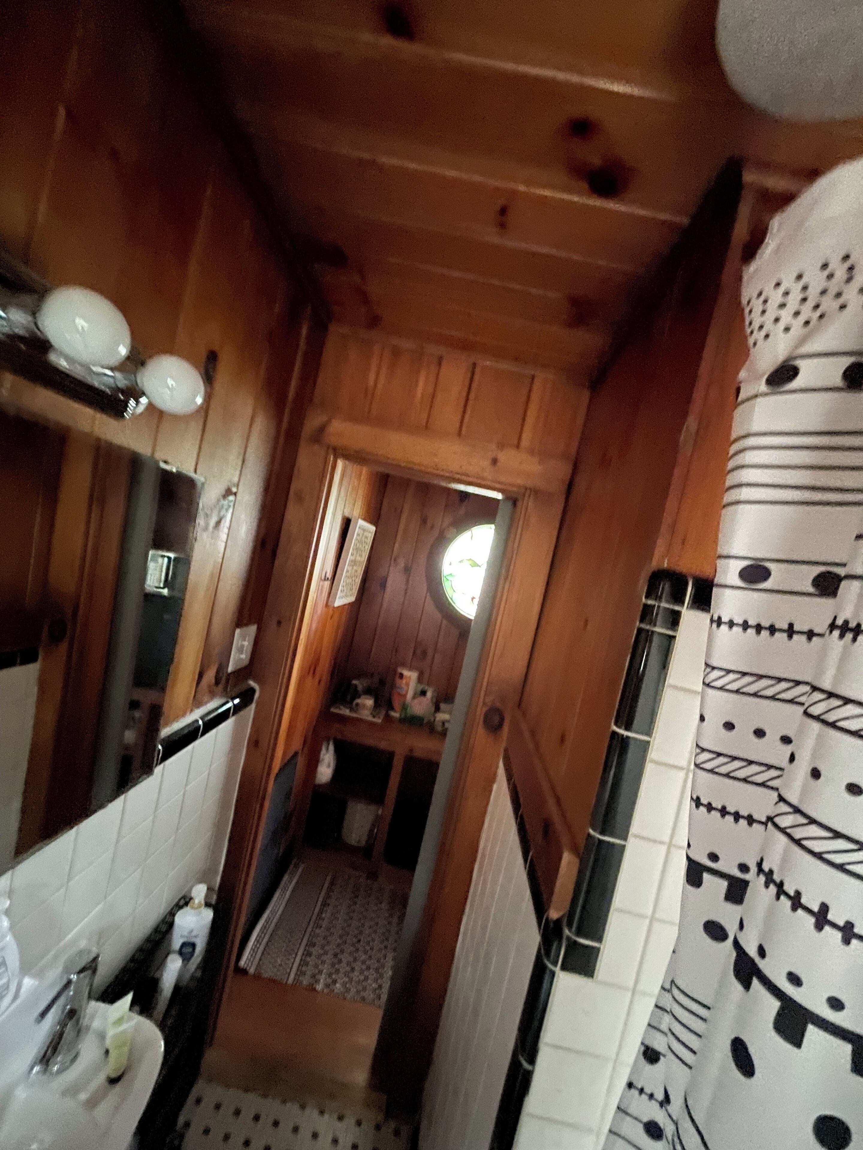 Serviettes fournies, papier toilette