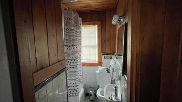 Serviettes fournies, papier toilette