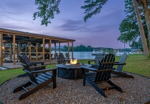 Terrace/patio - Spacious Lakefront Getaway w/Spacious Deck & Dock (Hot Springs)