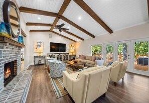 TV, fireplace, ping pong, books - Spacious Lakefront Getaway w/Spacious Deck & Dock (Hot Springs)