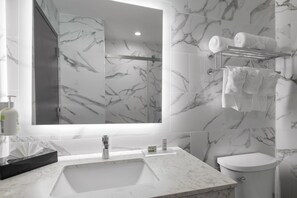 Room, 1 King Bed, Non Smoking | Bathroom - Ramada By Wyndham Brooklyn Near Flatbush (Brooklyn)