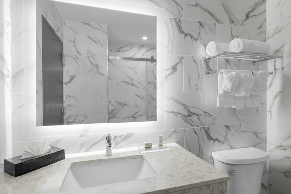 Shower, rainfall showerhead, free toiletries, hair dryer