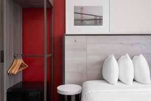 Desk, iron/ironing board, free WiFi, bed sheets - Ramada By Wyndham Brooklyn Near Flatbush (Brooklyn)