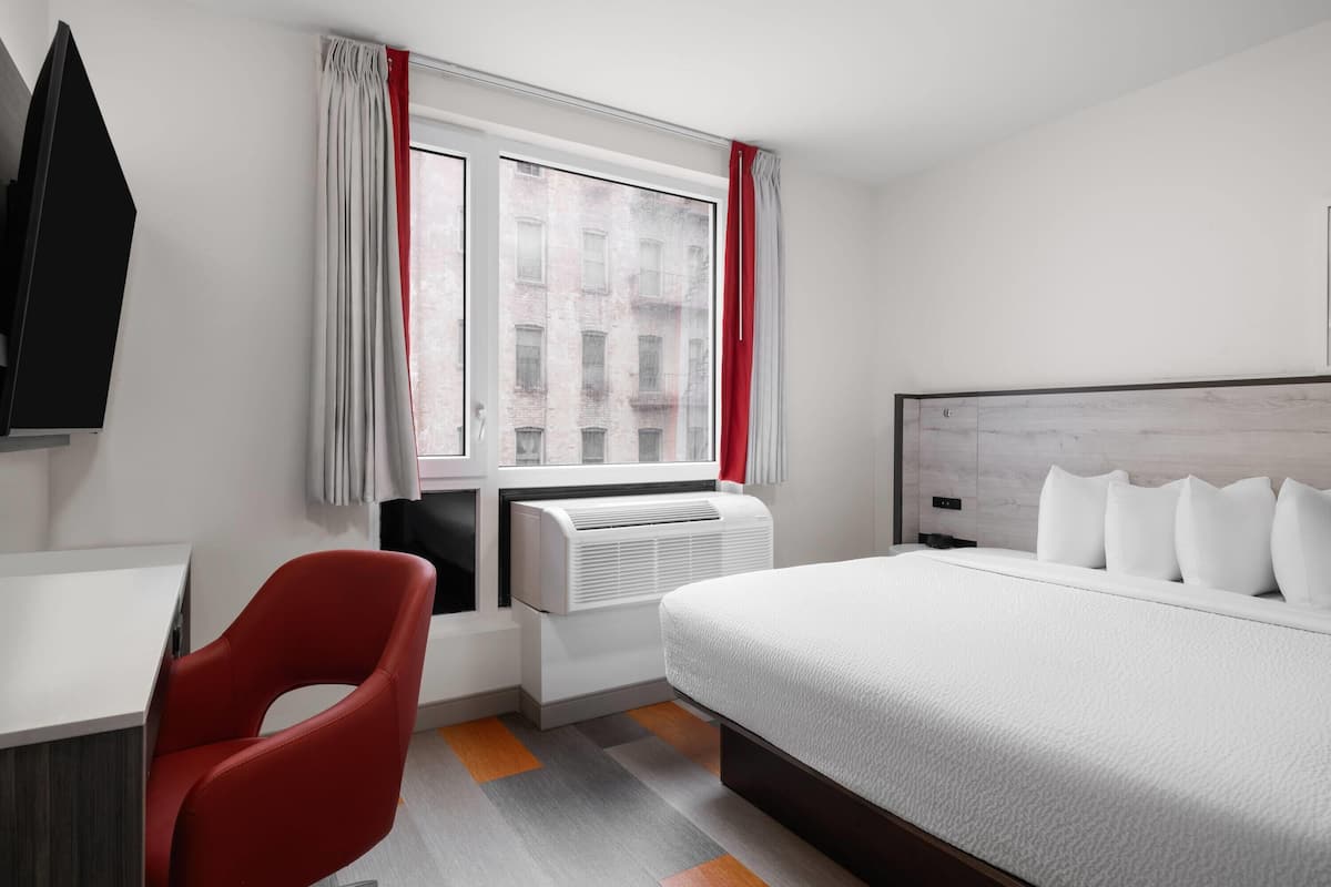 Room, 1 King Bed, Non Smoking | Iron/ironing board, free WiFi