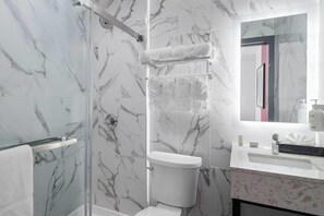Habitación, 2 camas matrimoniales, para no fumadores | Baño | Regadera, regadera tipo lluvia, amenidades de baño gratuitas 