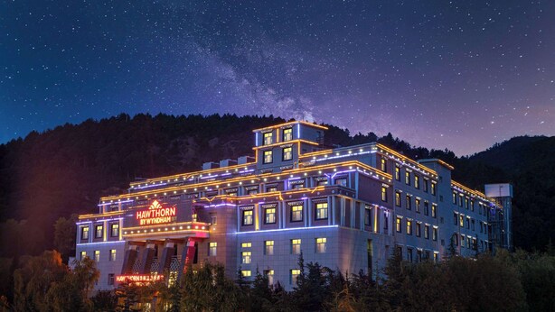 Een meerhoog hotel met een opvallend bord waarop 
