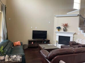 TV connectée, cheminée, jeux vidéo, livres