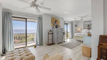 4 quartos, escrivaninha, ferros/tábuas de passar roupa