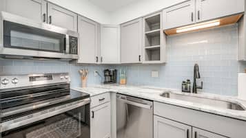 雪櫃、微波爐、爐具、洗碗機