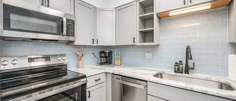 Køleskab, mikrobølgeovn, kogeplade, opvaskemaskine