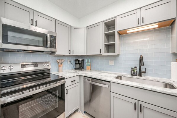 Køleskab, mikrobølgeovn, kogeplade, opvaskemaskine