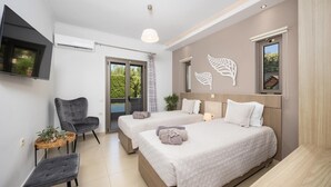 Une chambre avec deux lits, une télévision, une chaise, une petite table et une fenêtre donnant sur un beau paysage.