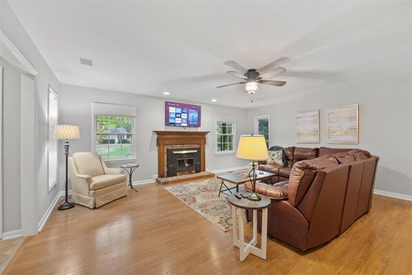 Téléviseur connecté, foyer, livres