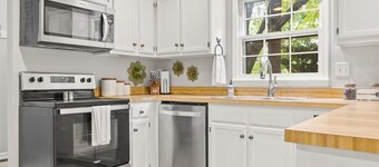 Charming Sawmill Cottage: King Bed & Park-Like Yard