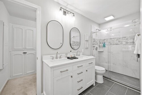 Charming Sawmill Cottage: King Bed & Park-Like Yard