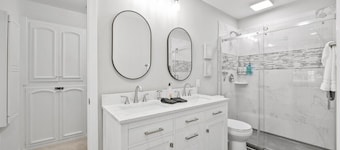 Charming Sawmill Cottage: King Bed & Park-Like Yard