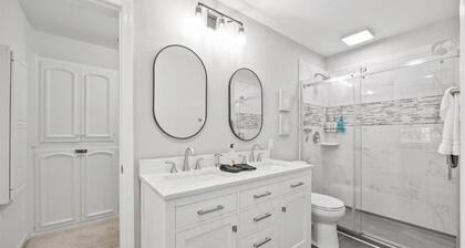 Charming Sawmill Cottage: King Bed & Park-Like Yard