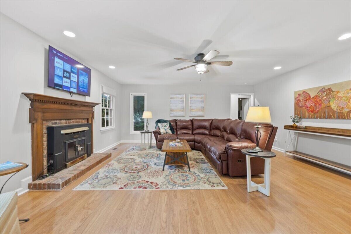 Cozy Sawmill Cottage Large Private Yard King Bed