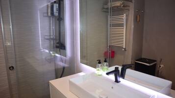 Dusche, Haartrockner, Handtücher, Toilettenpapier