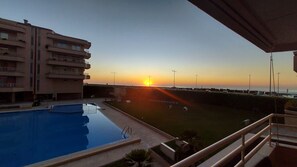 Indoor pool, outdoor pool - Pool and sea view accommodation 50 m sea (Ovar)