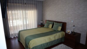 3 quartos, ferros/tábuas de passar roupa, Wi-Fi, roupa de cama