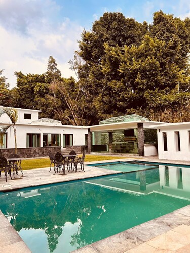 Super comfortable cabin with pool, surrounded by nature, close to downtown.