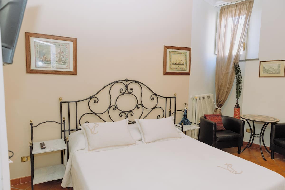 Standard Room | Desk, laptop workspace, iron/ironing board, free WiFi