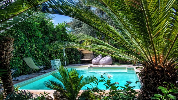 Seasonal outdoor pool, pool umbrellas, sun loungers - Garden Tower Relais Sorrento (Sorrento)