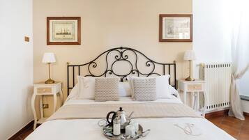 Standard Room | Hypo-allergenic bedding, desk, laptop workspace, iron/ironing board
